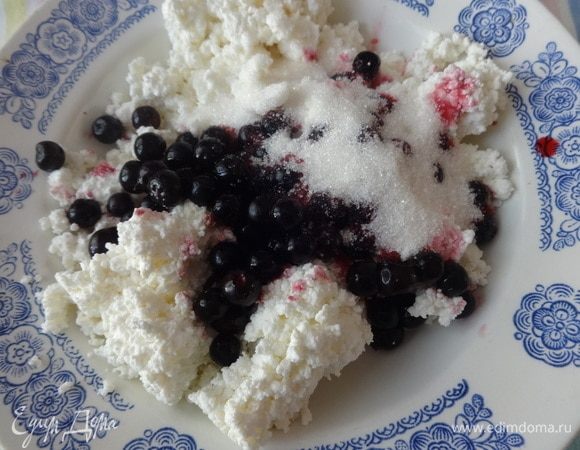 В творог добавить смородину (у меня была замороженная), сахар, аккуратно перемешать, чтобы ягоды оставались целыми.