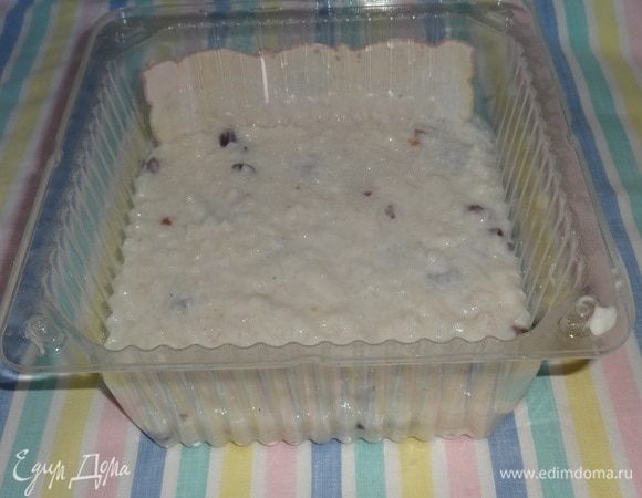 Раствор желатина разделить на 3 части. Первую часть соединить с остывшей рисовой кашей и выложить в форму. В качестве формы я использовала упаковку из-под торта. Поставить форму с кашей в морозилку на 5 мин.