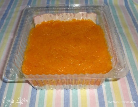 В тыквенное пюре положить вторую порцию желатинового раствора, перемешать и положить пюре поверх рисового слоя. Поставить в морозилку на 5 мин.