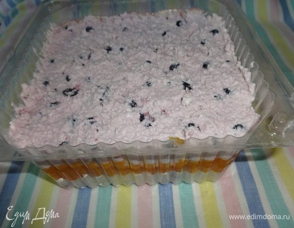 Остальной желатин смешать с творожно-ягодной массой и положить третьим слоем. Поставить еще на 5 мин в морозилку, а затем оставить на 1 час в холодильнике до полного застывания.