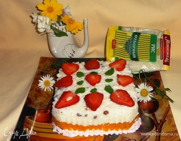 Вынуть форму из холодильника, поставить на несколько секунд в миску с горячей водой. Перевернуть десерт на блюдо, украсить клубникой и листьями мелиссы.