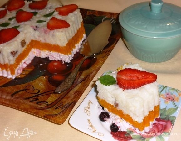 Разрезать десерт на порции и наслаждаться нежным вкусом. Лучше любого мороженого. Приятного аппетита!