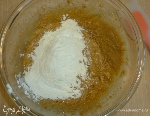 В большую миску просеять муку с разрыхлителем, добавить щепотку соли. Всыпать в арахисовую смесь, попеременно добавляя молоко.