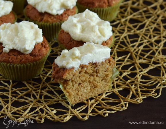 Нанести глазурь на остывшие кексы. Приятного аппетита!