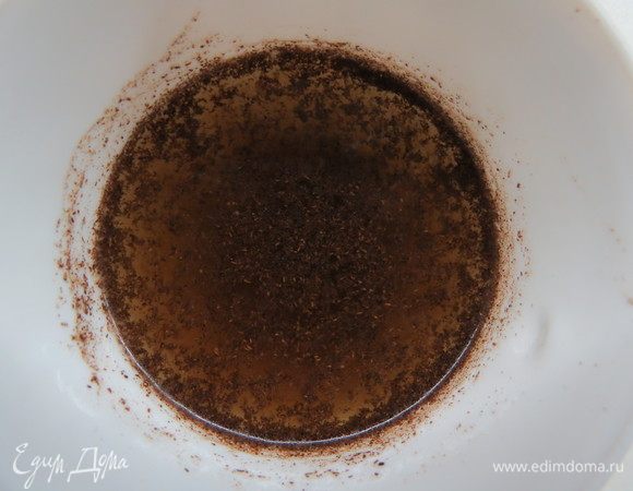 Делаем пропитку. В горячую воду добавляем экстракт ванили и сахар по вкусу (у меня с семенами ванили), прогреваем до растворения крупинок сахара.