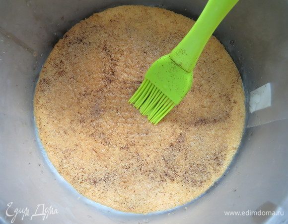 Собираем торт в разъемном кольце диаметром 21 см. Бока прокладываем плотной тортовой пленкой. На дно кладем маковый корж, пропитываем ванильным сиропом.