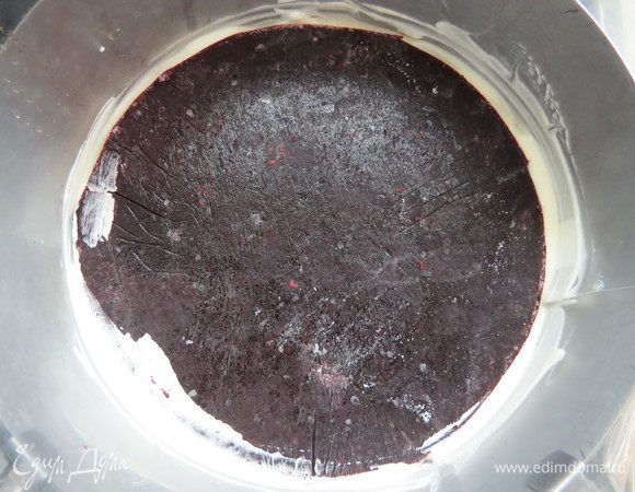 Выкладываем на корж мусс с творожным сыром (примерно 200 г). Затем выкладываем круг черничного желе.