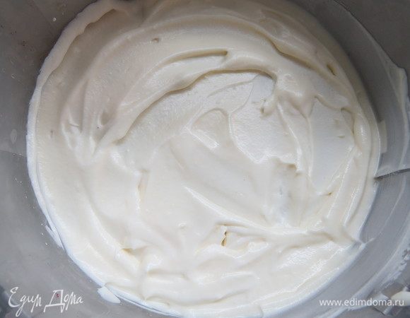 Покрываем желе сырным муссом (у меня ушло примерно 150 г мусса).