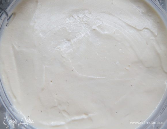 Далее выкладываем пропитанный ванильный корж, сырный мусс (у меня примерно 200 г), круг черничного желе и опять сырный мусс (150 г). Сверху накрываем маковым коржом, на него выливаем остатки сырного мусса, разравниваем.