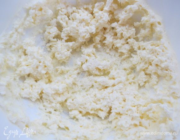 При необходимости и по желанию можно сделать крем для выравнивания, я немного выравнивала верх и бока торта. Для этого взбить сливочное масло комнатной температуры с сахарной пудрой, взбивать минут 7–8 до пышной белой массы. Затем добавить холодный творожный сыр и еще раз взбить.