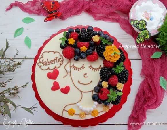 Украсить торт по желанию. Я добавила в остатки крема 20 г какао (примерно 1 ст. л.) и нарисовала этим кремом девочку. Вместо волос выложила спелые ягоды .