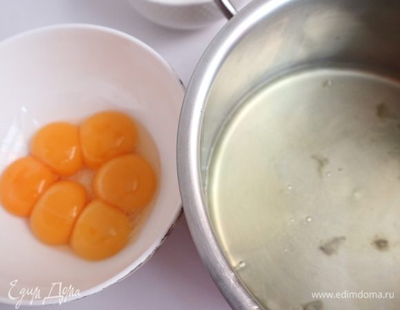 Желтки отделить от белков.