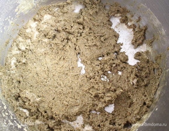 Затем к желткам добавить муку из тыквенных семечек. Перемешать.