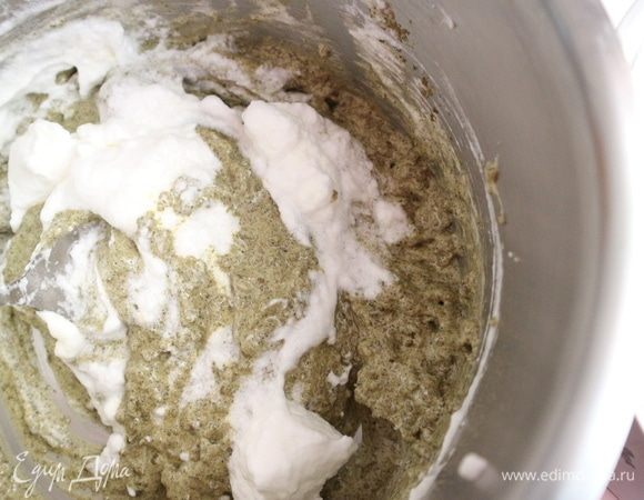 Постепенно добавлять к желткам белки, сначала, после добавления 2–3 ложек белков, перемешать коротко миксером, так как масса довольно густая.