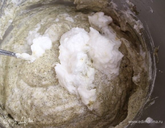 Добавлять постепенно оставшиеся белки, аккуратно перемешивая лопаточкой или ложкой снизу вверх, стараясь, чтобы масса была воздушной.
