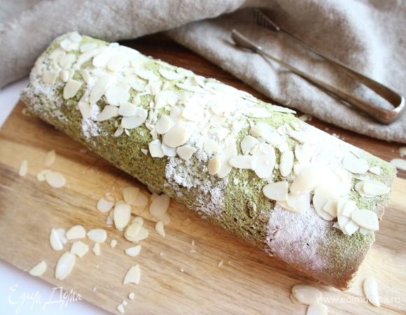 Украсить рулет — посыпать через сито сахарной пудрой, мукой из тыквенных семечек, миндальными лепестками. Убрать в холодильник на ночь.