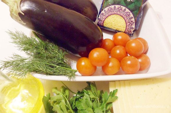 Подготовить все необходимые продукты. Баклажаны и помидоры помыть, вытереть насухо. Укроп помыть, стряхнуть и обсушить на салфетке.
