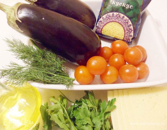 Подготовить все необходимые продукты. Баклажаны и помидоры помыть, вытереть насухо. Укроп помыть, стряхнуть и обсушить на салфетке.