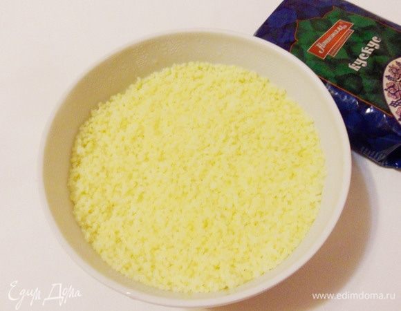 Накрыть крышкой и оставить на 7–10 минут, для полного впитывания воды.