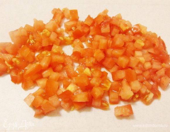 Помидоры нарезать небольшими кубиками.