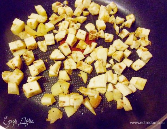 Для более яркого вкуса начинки измельченную мякоть от баклажанов обжарить на сковороде на оливковом масле.