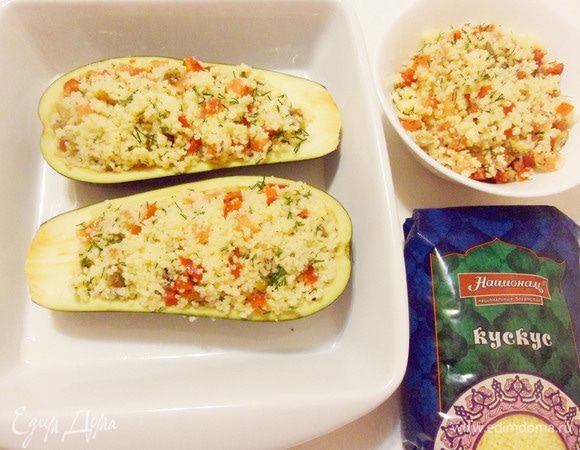 Наполнить половинки баклажанов подготовленной начинкой.