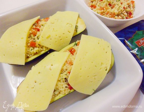 Эту начинку для баклажанов можно подать и как вкусный салат, но в запеченном виде с расплавленным сыром в лодочке из баклажана она получается еще вкуснее. Поэтому  выкладываем сыр поверх начинки. Форму для запекания нужно смазать оливковым маслом.