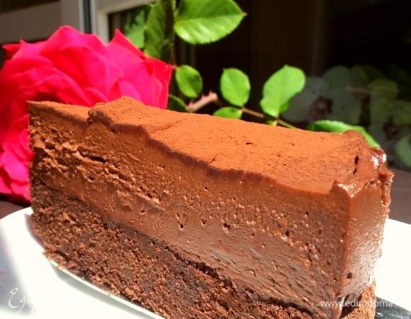 Кусочек тортика для вас! Вкус у него хорошего шоколадного мороженого) На корже из тягучего брауни.