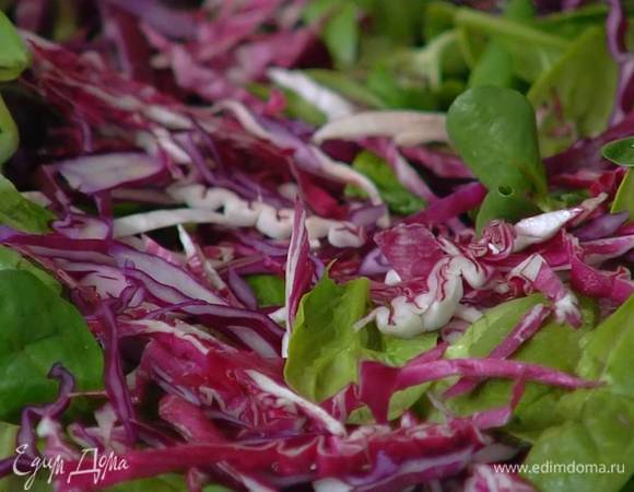 На большое блюдо выложить корн, шпинат, нарезанную капусту и радиккио.