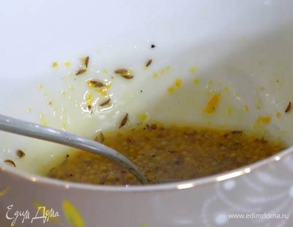 Приготовить заправку: цедру апельсина соединить с горчицей и тмином, влить уксус, оливковое масло, апельсиновый сок, посолить, поперчить и все перемешать.