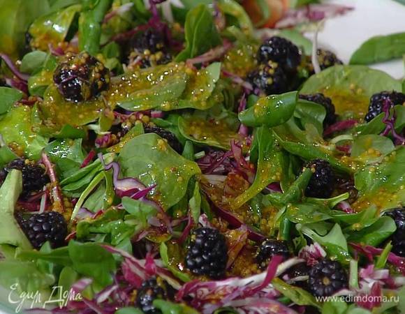 Грецкие орехи слегка поломать руками и украсить салат.