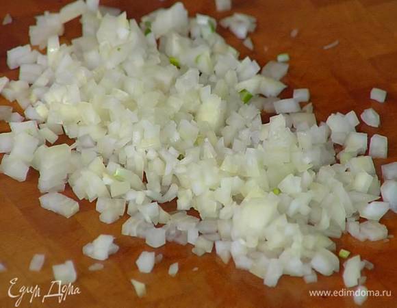 Лук почистить и порубить очень мелко.