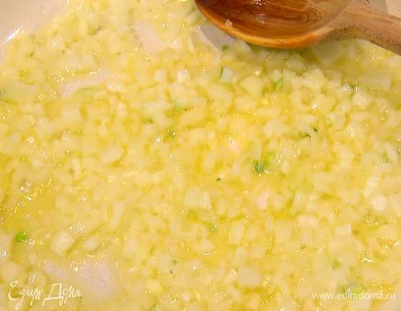 В отдельной сковороде разогреть оставшееся оливковое и сливочное масло и обжарить лук до прозрачности.