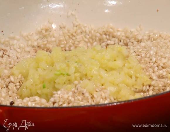 Чеснок почистить, мелко порубить, добавить к луку и обжарить, затем выложить все в сотейник с рисом и перемешать.