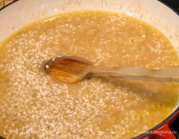 Горячий бульон вливать в сотейник по половнику, постоянно помешивая, так чтобы рис не плавал в жидкости, а впитывал ее.