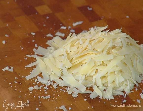 Пармезан натереть на крупной терке.