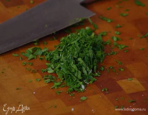 Петрушку мелко порубить.