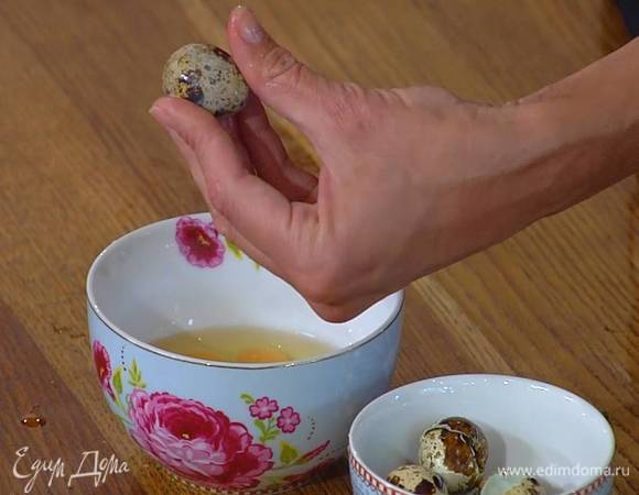 Перепелиные яйца разбить в миску.