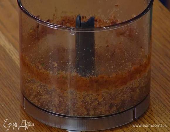 Обжаренное сало измельчить в блендере в мелкую крошку.