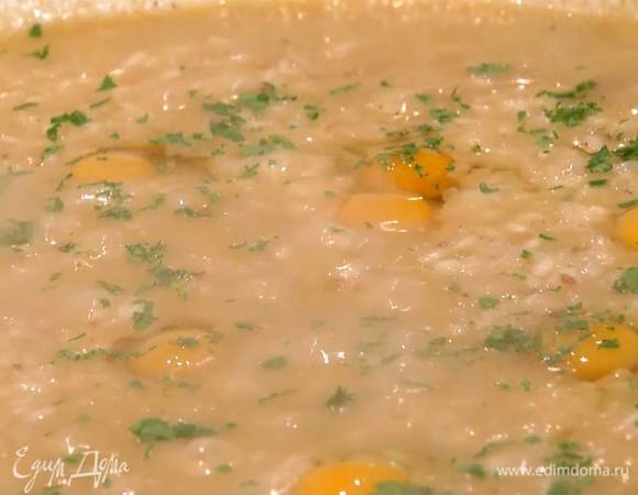 Когда ризотто будет практически готово, посолить его, добавить большую часть пармезана, измельченное сало, все перемешать, затем влить перепелиные яйца, посыпать половиной петрушки, накрыть сотейник крышкой и выключить огонь.