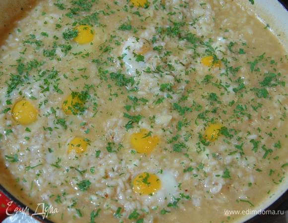 Когда белок схватится, снять крышку и посыпать ризотто оставшимся пармезаном и петрушкой.