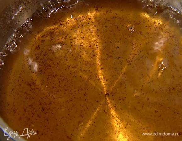 В кастрюлю влить 180 мл воды, добавить глюкозу, 150 г сахара, щепотку ванили и, постоянно помешивая, сварить сироп, уварив его на треть.