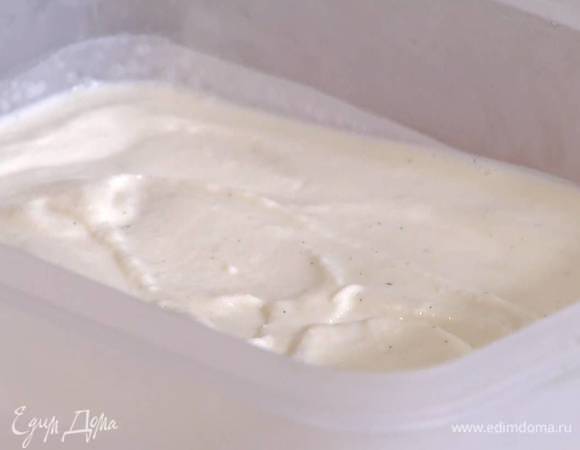 Перелить йогуртовую массу в пластиковый контейнер, закрыть крышкой и отправить в морозильник.