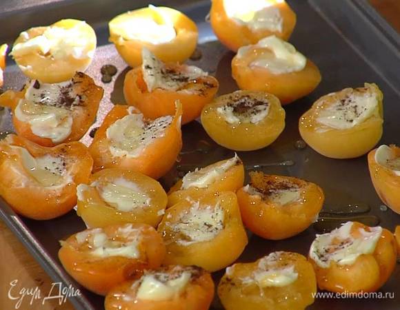 В каждую половинку абрикоса выложить понемногу предварительно размягченного сливочного масла, полить медом и слегка присыпать оставшейся ванилью.