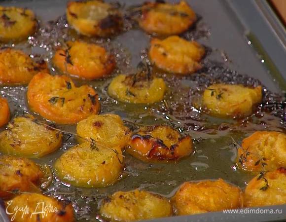 Сверху на абрикосы выложить веточки тимьяна (несколько веточек оставить), посыпать оставшимся сахаром и запекать в разогретой духовке 15–20 минут.