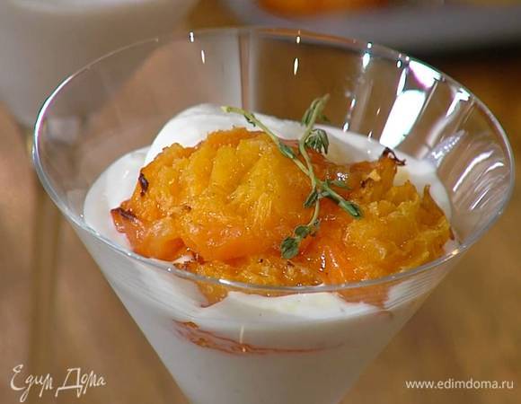 Застывшее мороженое разложить в бокалы, украсить запеченными абрикосами и веточками тимьяна.