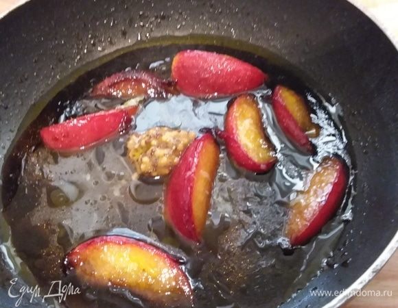 Отварить перловку по указанию на упаковке (желательно аль денте). Нектарины нарезать на дольки и припустить на 1 ст. л. оливкового масла, влить бальзамический уксус, посолить, поперчить, добавить лимонный сок и кленовый сироп (можно заменить медом или сахаром), и снять с огня. Вмешать горчицу.