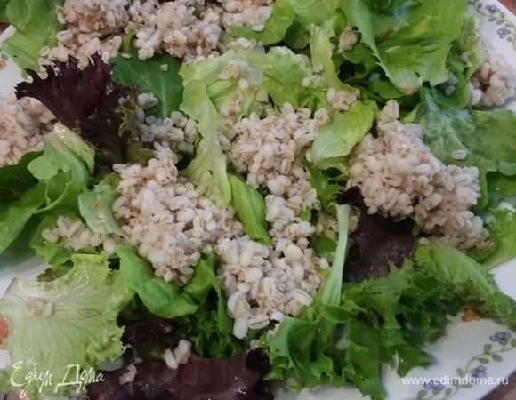 Выложить на блюдо салатные листья, на листья разложить перловку. Посыпать укропом. Морковь и свеклу очистить и порезать тонкой соломкой.