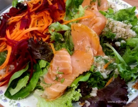 Выложить слайсы лосося, соломку свеклы и моркови.