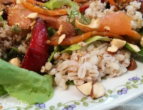 Дольки нектарина, полить соусом. Посыпать орешками (у меня уже жареный миндаль и кешью).